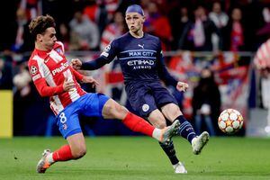 Phil Foden, jugador del Manchester City en un duelo con Antoine Griezmann.