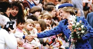 Muy amada por el pueblo, Diana marcó un punto culmen de popularidad para la monarquía británica, la cual cayó en crisis ante su trágica muerte a los 36 años.  