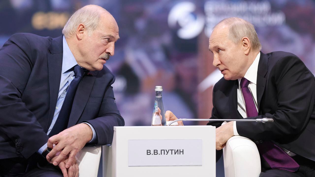 En esta foto publicada por la Fundación Roscongress, el presidente ruso, Vladimir Putin, a la derecha, y el presidente bielorruso, Alexander Lukashenko, hablan durante la sesión plenaria del Foro Económico Euroasiático en Moscú