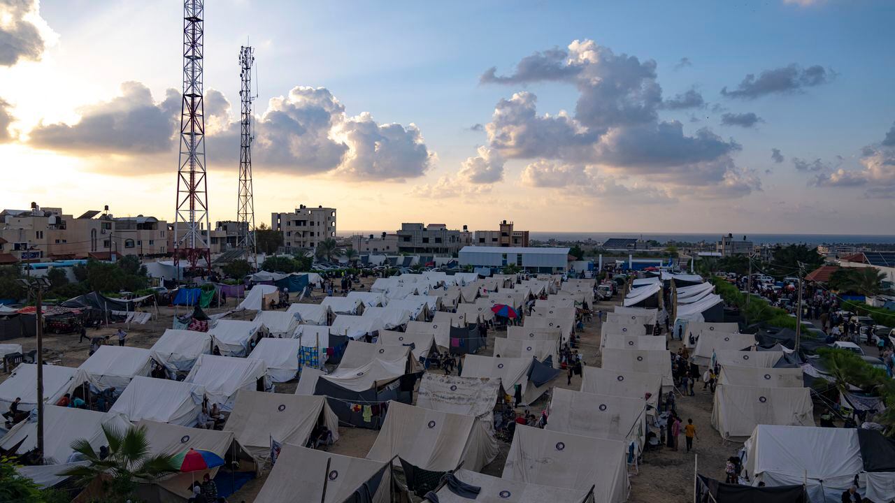Tiendas de campaña proporcionadas por el Programa de las Naciones Unidas para el Desarrollo para palestinos desplazados por la guerra entre Israel y Hamas en la Franja de Gaza en Jan Yunis, el jueves 19 de octubre de 2023. (AP Foto/Fatima Shbair)