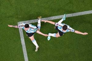 Lionel Messi de Argentina, a la izquierda, celebra después de anotar el primer gol de su equipo con Julián Álvarez de Argentina durante el partido de fútbol del grupo C de la Copa Mundial entre Argentina y México, en el Estadio Lusail en Lusail, Qatar, el sábado 26 de noviembre de 2022.