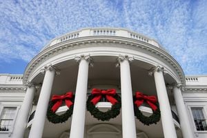 Coronas navideñas cuelgan de la fachada de la Casa Blanca en Washington, D.C, EE. UU. Foto REUTERS / Joshua Roberts