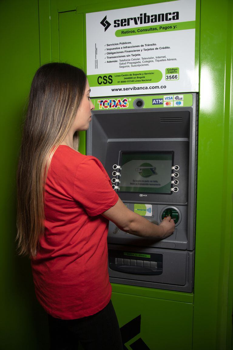 Los cajeros automáticos de la red Servibanca prestan sus servicios a los usuarios de tarjetas emitidas por entidades financieras nacionales.