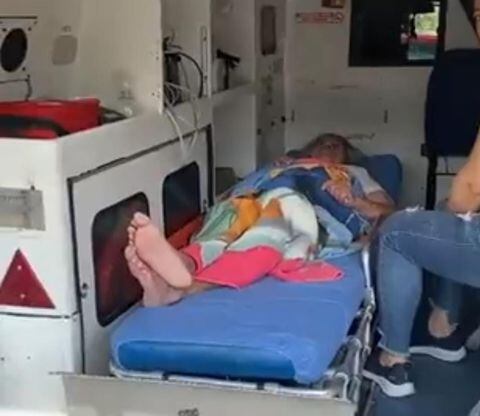 En el video se puede observar a la paciente esperando mientras los paramédicos están en una panadería en el sur de Cali.