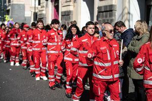 Voluntarios de la Cruz Roja también durante la procesión de la ofrenda de cera en Santa Águeda el 3 de febrero de 2023 en Catania, Italia. (Photo by Fabrizio Villa/Getty Images)