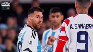 Lionel Messi discutiendo con Antonio Sanabria durante el partido entre Argentina y Paraguay.