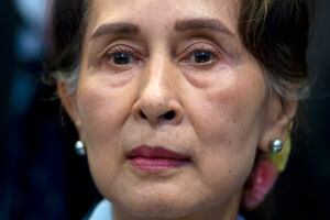 ARCHIVO - En esta imagen de archivo del 11 de diciembre 2019, la líder de Myanmar Aung San Suu Kyi espera a dirigirse a los jueces de la Corte Penal Internacional en el segundo día de vistas en La Haya, Holanda. La depuesta Suu Kyi compareció de forma presencial el lunes 24 de mayo de 2021 ante una corte por primera vez desde que fue arrestada por militares en el golpe de Estado del 1 de febrero, según medios de Myanmar. (AP Foto/Peter Dejong, Archivo)