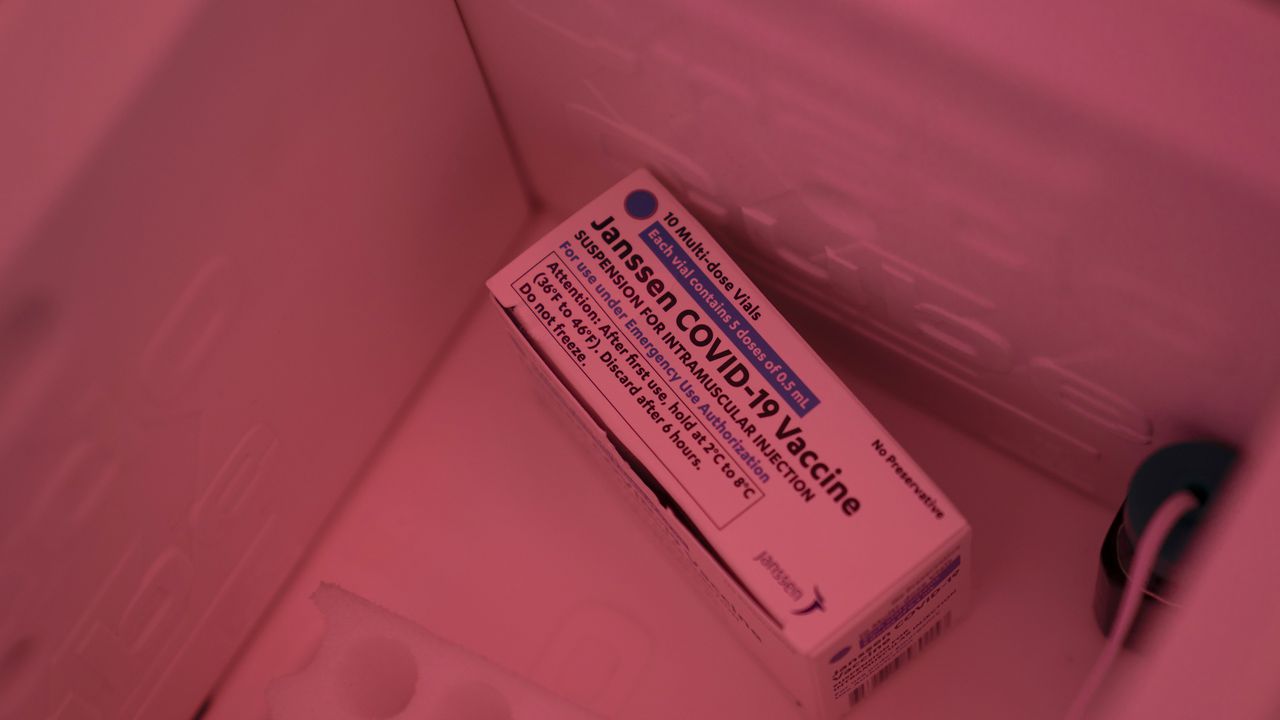 Una caja puesta en un contenedor frío contiene dosis de la vacuna de Johnson y Johnson contra el covid-19 en Los Ángeles, California
