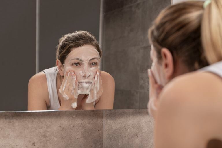 Tener una rutina de cuidado facial ayuda a mantener la apariencia lozana de la piel.