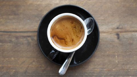 Vitaminas B, K y antioxidantes, son algunos nutrientes que aporta el consumo de café. Foto: Getty images.