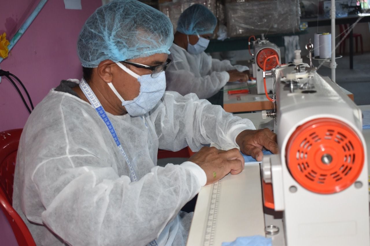 Confeccionistas en proceso de reinserción realizaron tapabocas en San José del Guaviare para donarlos a las autoridades sanitarias del departamento.