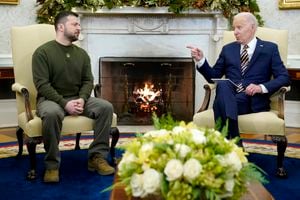 El presidente Joe Biden habla mientras se reúne con el presidente ucraniano Volodímir Zelenski en la Oficina Oval de la Casa Blanca, el miércoles 21 de diciembre de 2022, en Washington. (AP Photo/Patrick Semansky)