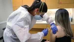 Los organismos como la OMS o los CDC recomiendan ponerse la vacuna contra gripe.