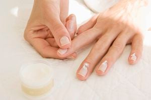 Mantener las manos hidratadas es clave para preservar la salud de la piel.
