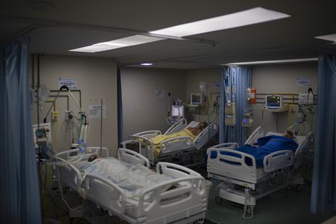 Pacientes de COVID-19 en la unidad de cuidados intensivos del hospital municipal de Sao José, el miércoles 24 de marzo de 2021, en Duque de Caxias, Brasil. (AP Foto/Felipe Dana)
