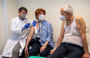 El médico Wolfgang Ritter vacuna a la pareja Edith y Erich Dengler al inicio de las vacunas Corona en las prácticas del GP de Baviera en Munich, Alemania, el miércoles 31 de marzo de 2021. Vacunada fue la vacuna de Astrazeneca. (Peter Kneffel / dpa vía AP)