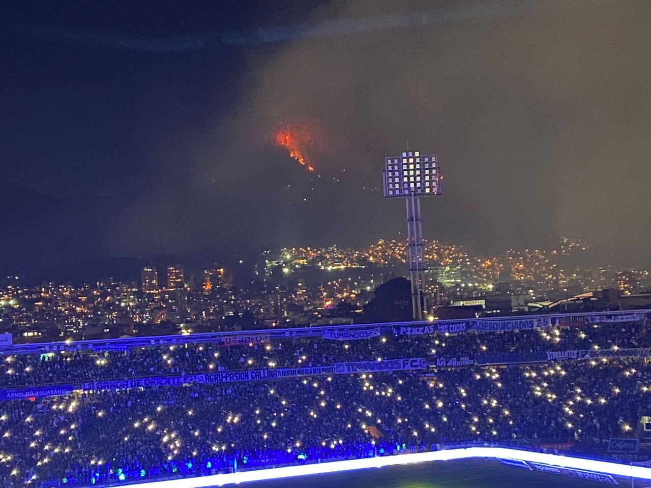El incendio en el cerro El Cable se ve desde el estadio Nemesio Camacho El Campín, este 24 de enero.