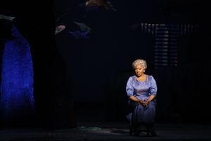 El 29 de marzo de 2010 US mezzo-soprano Grace Bumbry performs the role of the mother during "Treemonisha", the opera from African-American ragtime composer Scott Joplin, directed by Spanish dancer and choreographer Blanca Li, on March 29, 2010 at the Chatelet theatre in Paris. The American Grace Bumbry, the first black singer to perform at the 1961 Bayreuth Festival, died on May 7, 2023 in Vienna at the age of 86, her son announced on May 8, 2023. (Photo by Jo�l SAGET / AFP)
