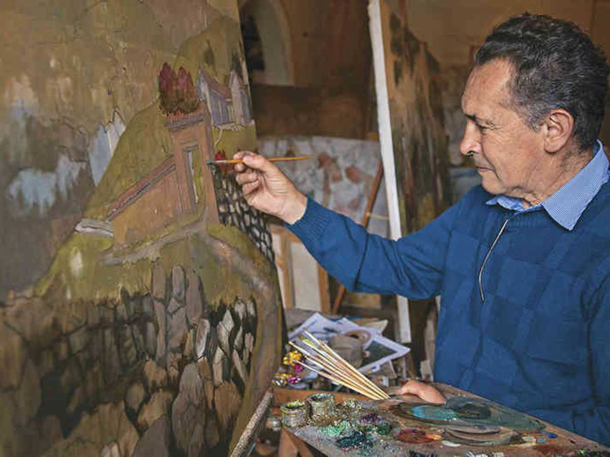 Luego de estudiar Bellas Artes, el maestro Carlos Reyes regresó a Tibirita para abrir un taller, que fue arrasado por un incendio en 1995. Aun hoy trabaja por recuperar el arte que se perdió entre las llamas.