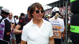 Tom Cruise camina en la parrilla durante el Gran Premio de F1 de Miami en el Autódromo Internacional de Miami el 7 de mayo de 2023 en Miami