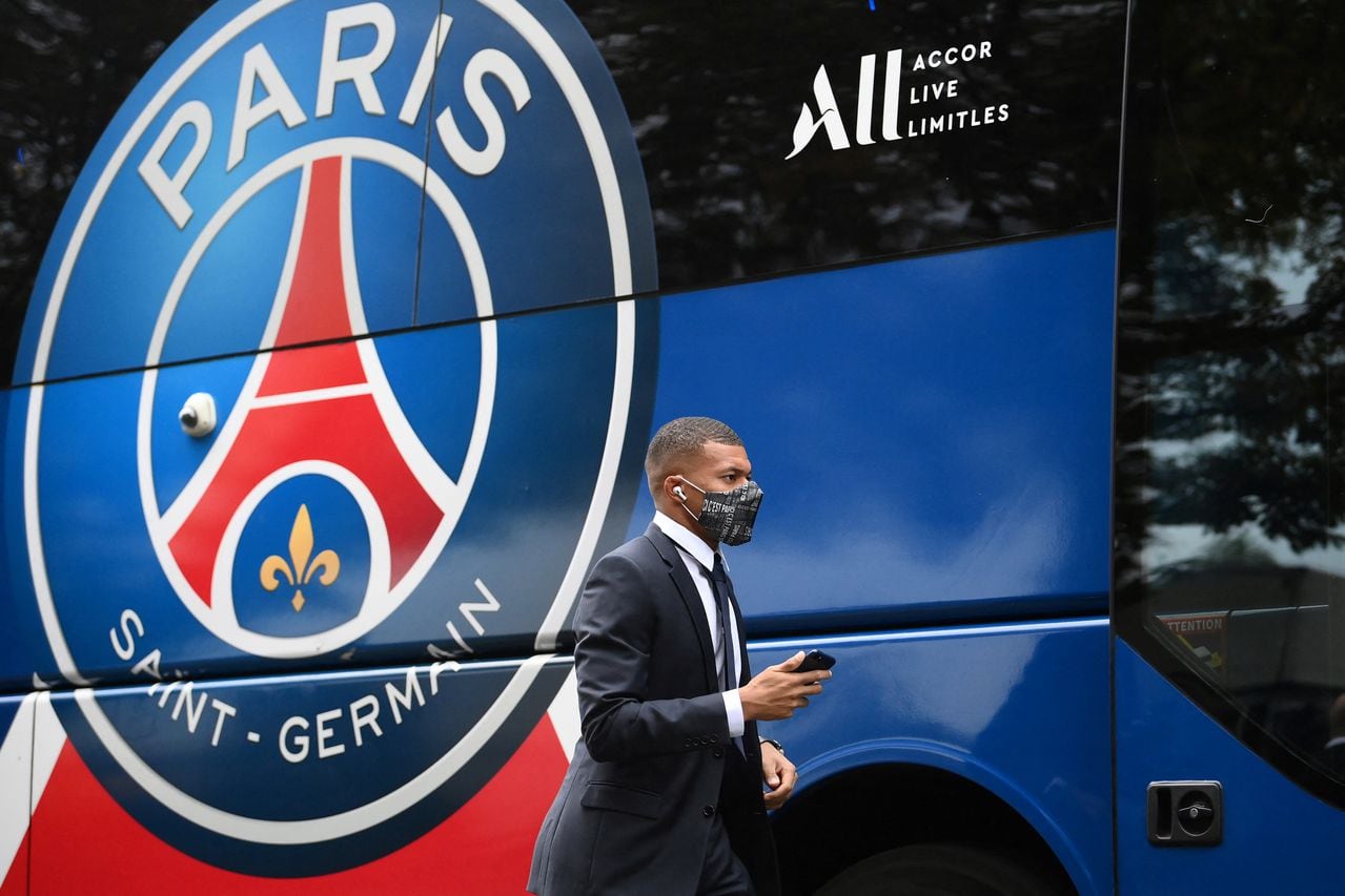 (FILES) This file photo taken on September 19, 2021 shows Paris Saint-Germain's French forward Kylian Mbappe leaves the bus upon before the French L1 football match between Paris-Saint Germain (PSG) and Olympique Lyonnais at The Parc des Princes Stadium in Paris. - Paris Saint-Germain and Dior have signed a 2-year partnership. Starting this season, Dior will create the official wardrobe of the Parisian club and will dress the PSG team. This is the first time that Dior has partnered with a sports club. (Photo by FRANCK FIFE / AFP)