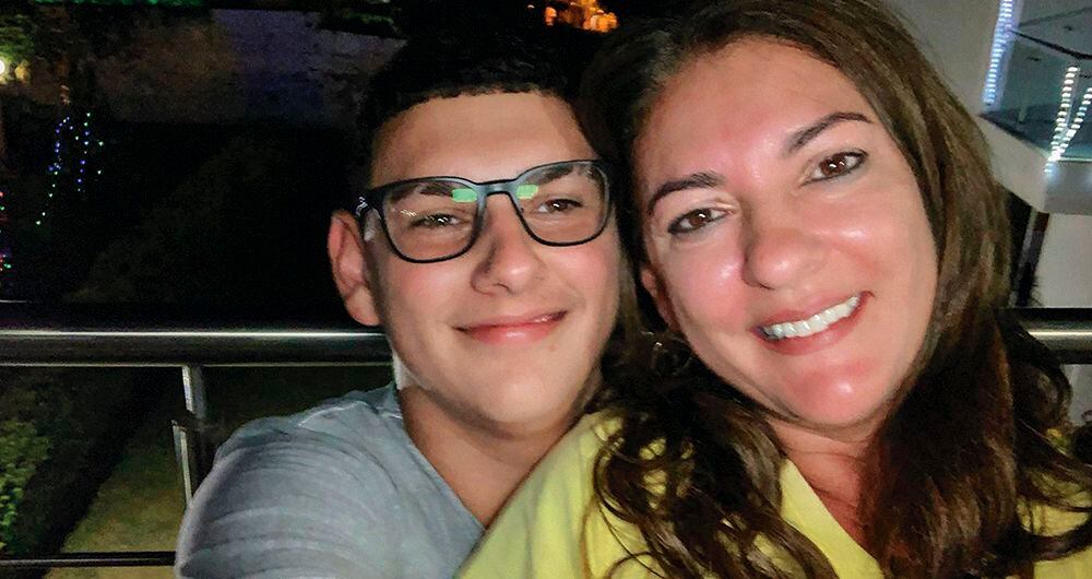 Juan Esteban jiménez y su madre Compró gomas de marihuana por Snapchat sin saber que estaban contaminadas con fentanilo, lo que lo llevó a la muerte.