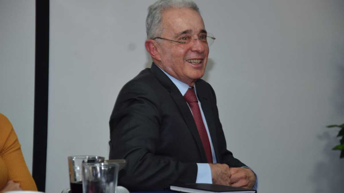 Alvaro Uribe Vélez en reunión del Centro Democrático para definir apoyo a Fico