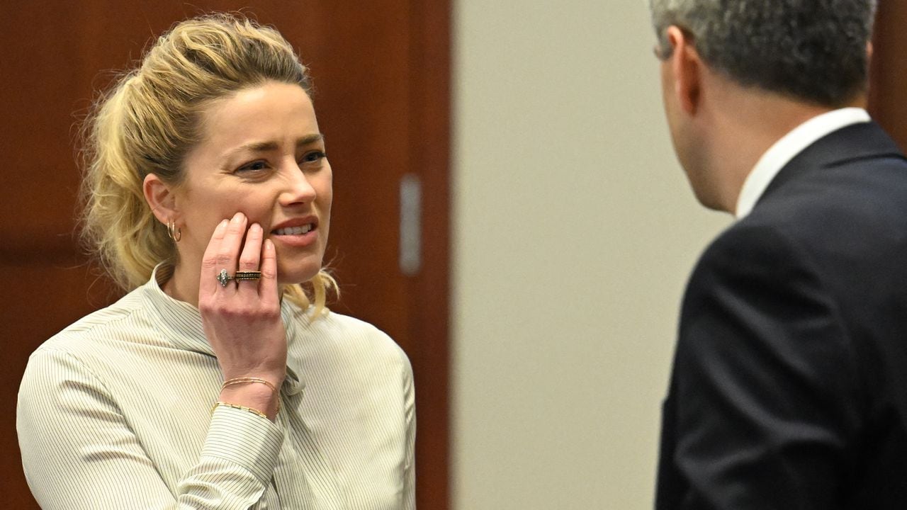 La actriz estadounidense Amber Heard observa durante un juicio en el juzgado de circuito del condado de Fairfax en Fairfax, Virginia, el 19 de abril de 2022. (Foto de JIM WATSON / POOL / AFP)