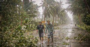 Vientos de 190km/h han azotado a Filipinas, lo que obligó a llevar a cabo arriesgadas evacuaciones de cientos de miles de personas confinadas en sus casas por la covid-19. Foto: AFP