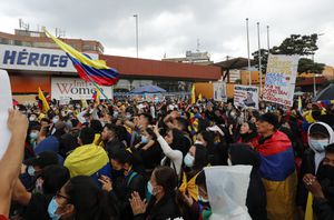 Paro Nacional  jovenes en manifestacion pasifica en Los Heroes Bogota Mayo 28 del 2021Foto Guillermo Torres Reina / Semana
