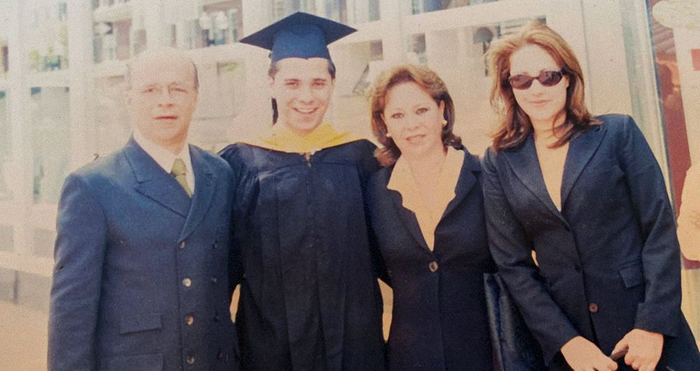 En 1997, en el grado de su hijo, Luis Carlos Vélez, en Harvard, en la ciudad de Boston, junto con su esposa, Techy, y su hija, Paola. 