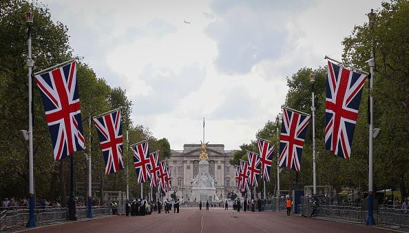 La calle conocida como "The Mall", frente al Palacio de Buckingham, decorada con banderas británicas en honor a la difunta reina Isabel II.