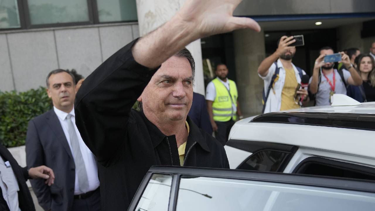 El expresidente de Brasil, Jair Bolsonaro, saluda a sus simpatizantes afuera del aeropuerto Santos Dumont a su llegada a Río de Janeiro, Brasil, el jueves 29 de junio de 2023.