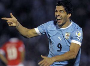 El delantero uruguayo Luis Suárez celebrando su tercer gol contra Chile, en uno de los partidos de las eliminatorias mundialistas.