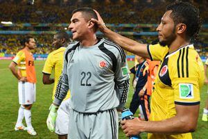 CUIABA, BRASIL - 24 DE JUNIO: Faryd Mondragon (L) de Colombia es felicitado por su compañero de equipo Carlos Valdés después de la victoria por 4-1 en la Copa Mundial de la FIFA Brasil 2014 Grupo C partido entre Japón y Colombia en Arena Pantanal el 24 de junio de 2014 en Cuiaba, Brasil. (Foto de Dennis Grombkowski - FIFA / FIFA a través de Getty Images)