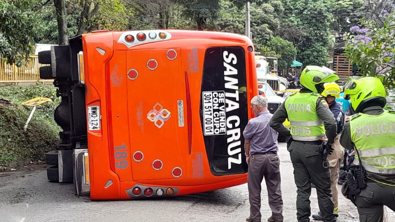 Bus se volcó en las calles de Medellín y deja once heridos.