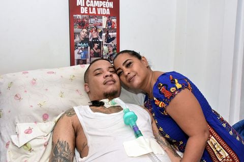 El exgimnasta Cristian Ortega Fang lleva cuatro años sin poder caminar debido a un grave accidente durante una jornada de entrenamiento. Yaismani es su madre, quien hasta al cuidado del exatleta.
