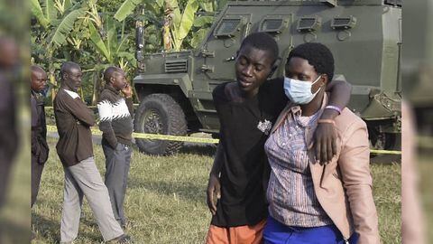 El número de muertos por un ataque a una escuela en el oeste de Uganda por militantes vinculados al grupo Estado Islámico aumentó a 37.