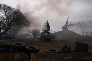 En esta imagen de archivo, una base de defensa antiaérea desprende humo tras un aparente ataque ruso en Mariupol, Ucrania, el 24 de febrero de 2022. (AP Foto/Evgeniy Maloletka, archivo)