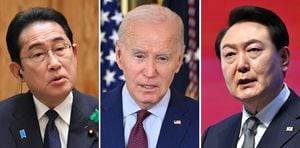 Esta combinación creada el 18 de agosto de 2023 de fotos de archivo muestra (de izquierda a derecha) al primer ministro de Japón, Fumio Kishida, en Tokio el 20 de abril de 2023; el presidente de los Estados Unidos, Joe Biden, en Washington, DC, el 19 de julio de 2023; y el presidente de Corea del Sur, Yoon Suk Yeol, en Seúl el 1 de marzo de 2023.