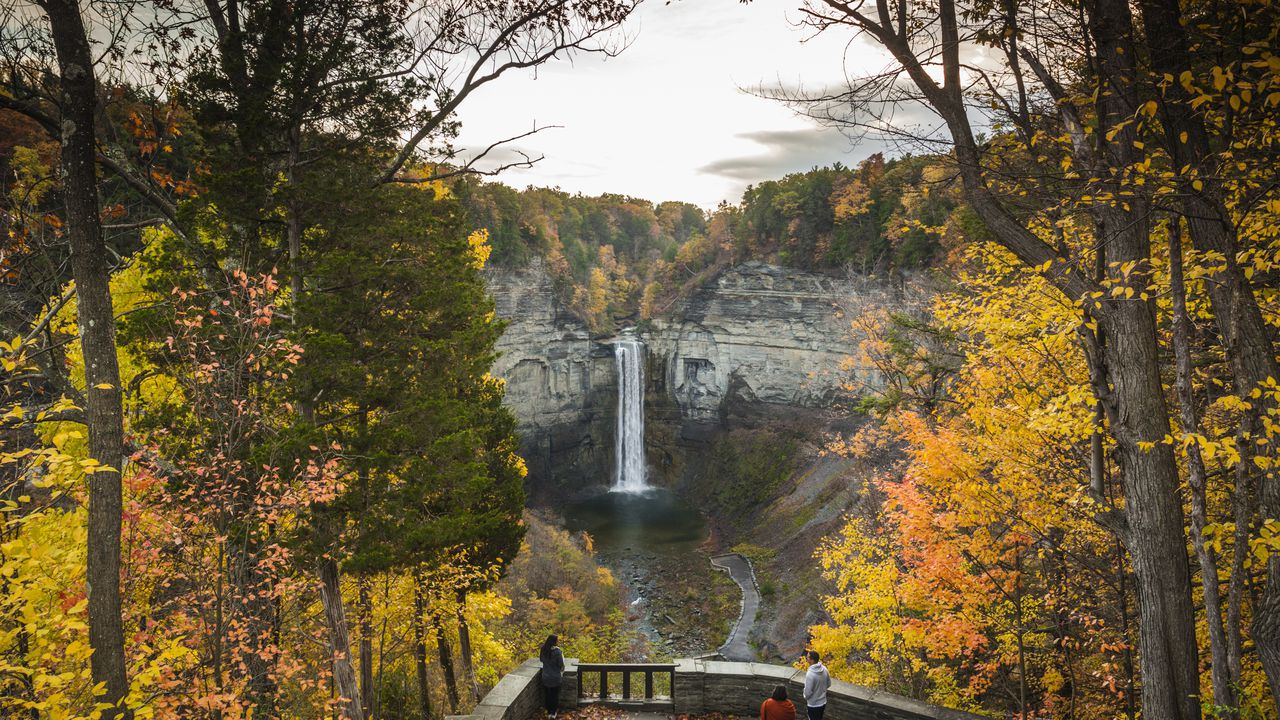 USA, New York, Finger Lakes Region, Ithaca, Taughannock Falls State Park, autumn