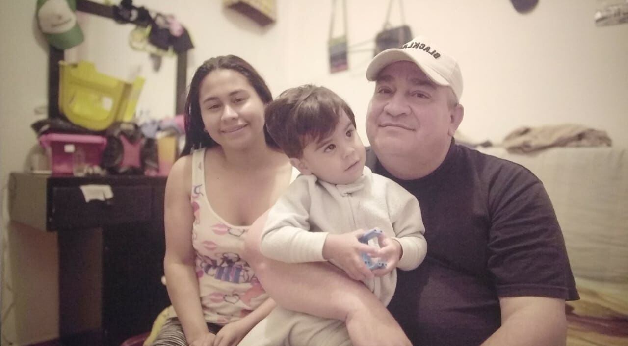 Camilo Pirela, de 50 años, relató a Semana cómo hace para mantener a su familia pidiendo alimentos vencidos en los supermercados.