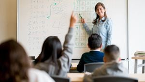Estudiante en la escuela haciendo una pregunta en clase al maestro - conceptos educativos