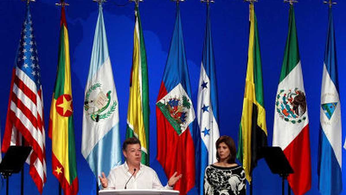 El presidente, Juan Manuel Santos, junto a la ministra de relaciones exteriores Maria Angela Holguín dando la declaración final en la clausura de la VI Cumbre de las Américas.