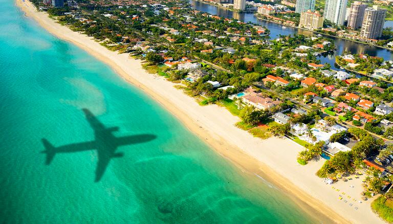 La sombra de un avión sobre Miami (Estados Unidos)