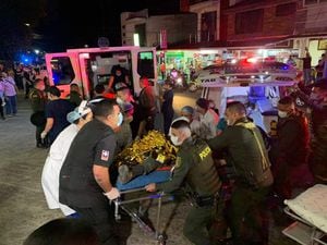 Policías heridos en atentado a caravana del gobernador de Caquetá ingresan a urgencias.