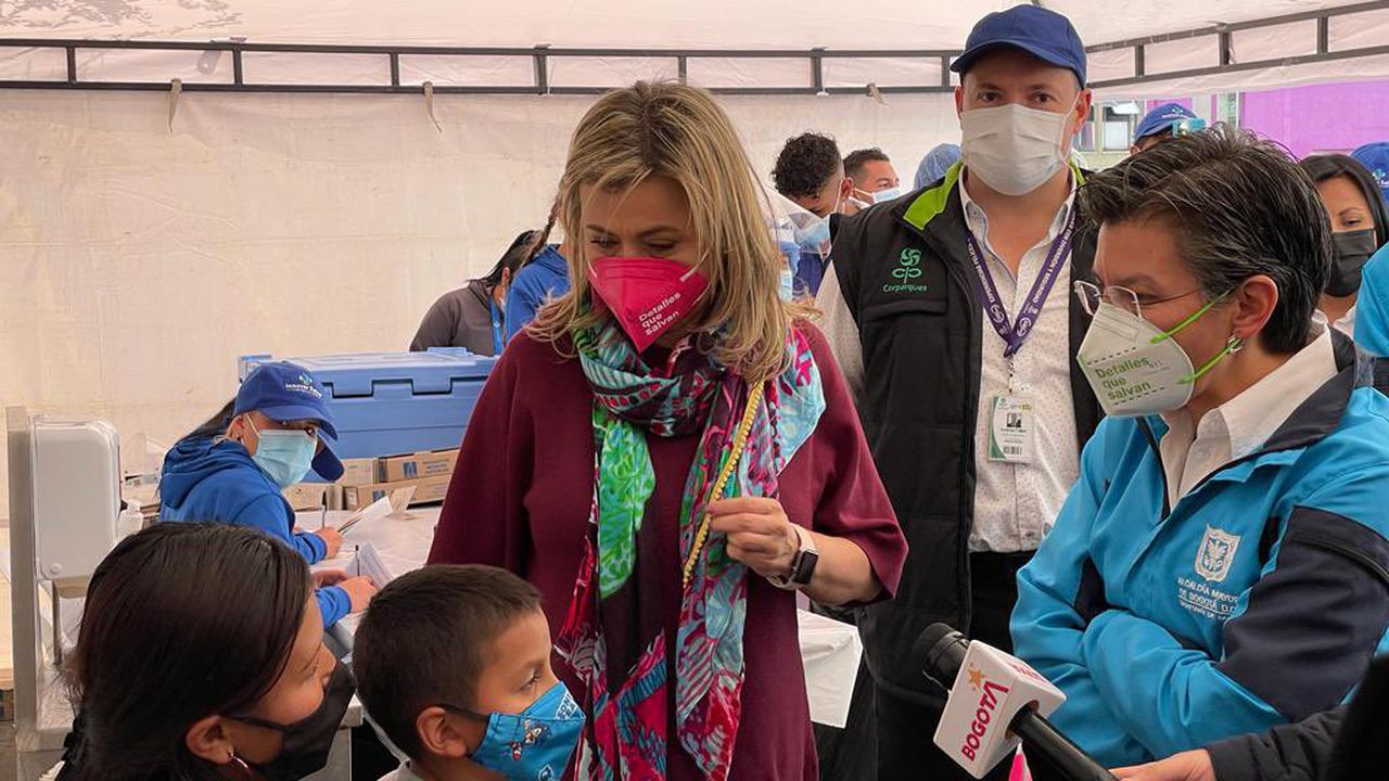 La alcaldesa Claudia López encabezó la jornada de vacunatón que se adelanta en centros comerciales y parques con filas preferenciales para los menores de edad.