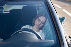 Los riesgos asociados a dormir en el carro.