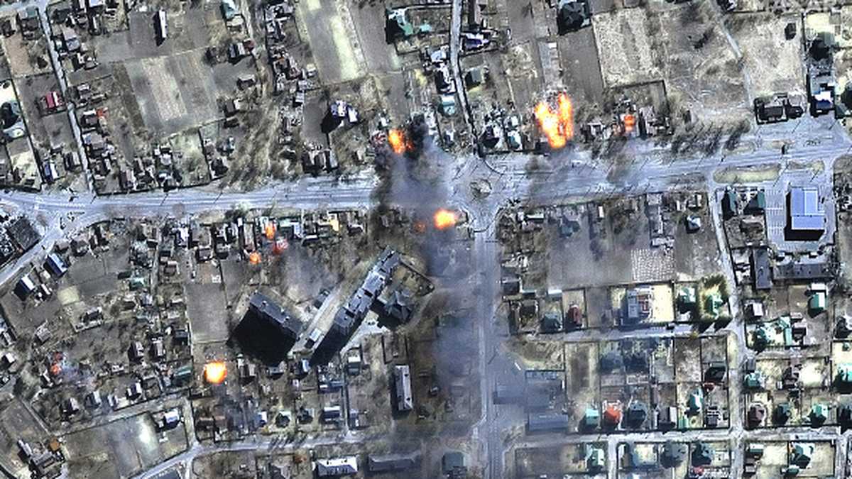 Pese al anuncio de Rusia sobre reducir sus operaciones militares cerca de Kiev y Chernígov, Ucrania denunció este miércoles que las tropas rusas bombardearon, precisamente, la última ciudad en mención. (Imagen satelital de Chernígov, 16 de marzo)