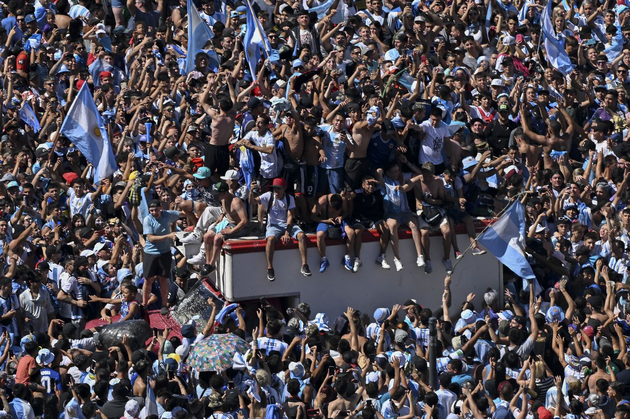 AFP Photo
REFERENCIA DEL DOCUMENTO000_334W4WE
SLUGARGENTINA - FBL - WC - 2022 - ARRIVAL - FANS
FECHA DE CREACIÓN20/12/2022
CIUDAD/PAÍSBUENOS AIRES, ARGENTINA
CRÉDITOLUIS ROBAYO / AFP
TAMAÑO/PÍXELES/DPI29,58 Mb / 3938 x 2625 / 300 dpi
ARGENTINA-FBL-WC-2022-ARRIVAL-FANS
Fans of Argentina wait for the bus with Argentina's players to pass through the Obelisk to celebrate after winning the Qatar 2022 World Cup tournament in Buenos Aires on December 20, 2022. The airplane transporting World Cup winners Argentina and their captain Lionel Messi back from Qatar arrived at the Ezeiza international airport in Buenos Aires at 2:40 am (0540 GMT) on Tuesday.